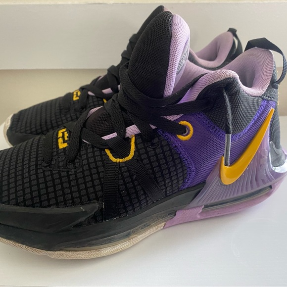 Nike Men’s LeBron Witness Sneakers - Picture 1 of 3